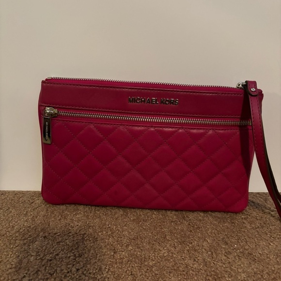 Michael Kors Wristlet Large Quilted Dark Pink Leather Zip “Sophie” AV-1405 - Picture 1 of 8